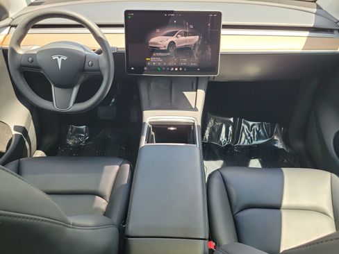 Used 2024 Tesla Model Y Long Range RWD image 5