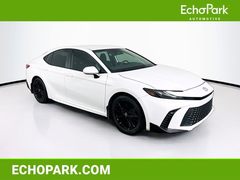Used 2025 Toyota Camry SE image 1