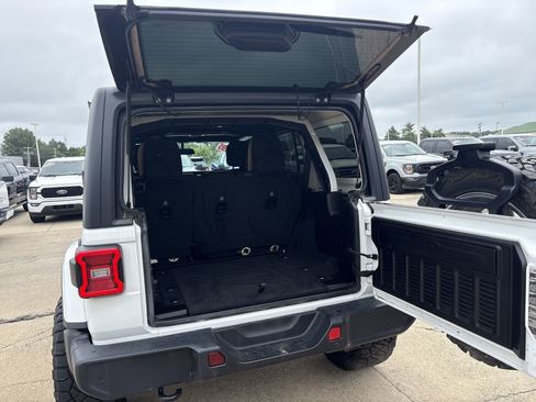 Used 2019 Jeep Wrangler Unlimited Sahara w/ Safety Group image 5