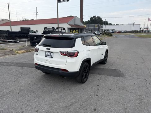 Used 2019 Jeep Compass Latitude FWD image 3