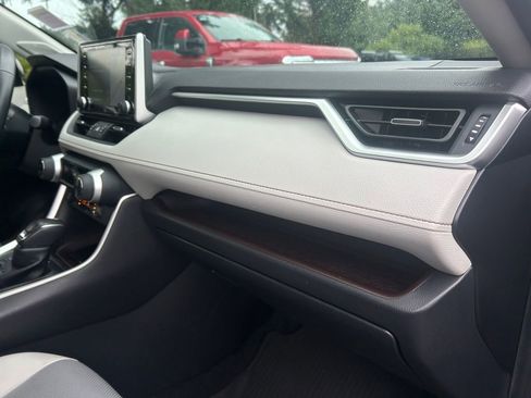 Used 2020 Toyota RAV4 Limited image 27
