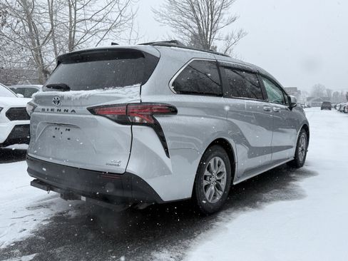 Used 2022 Toyota Sienna XLE image 12