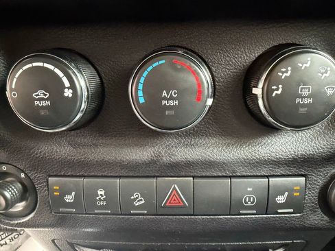 Used 2016 Jeep Wrangler Unlimited Sahara w/ Connectivity Group image 34