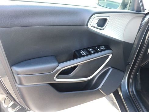 Used 2025 Kia Soul LX w/ LX Technology Package FWD image 9
