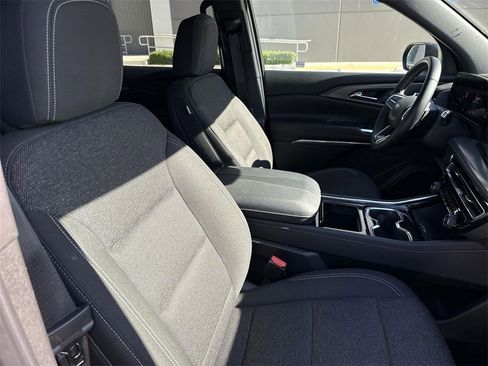 Used 2024 Chevrolet Traverse LT image 25