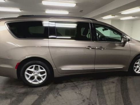 Used 2017 Chrysler Pacifica Touring-L w/ Tire & Wheel Group image 9