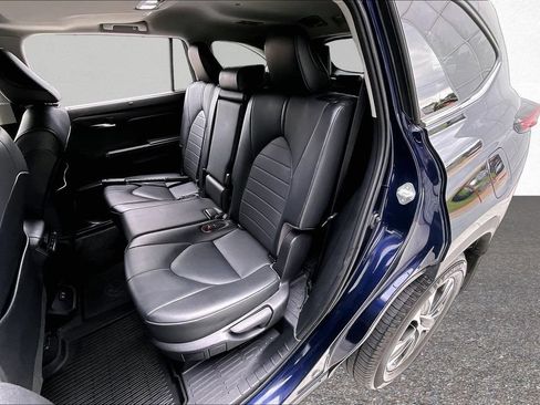 Used 2021 Toyota Highlander XLE FWD image 22