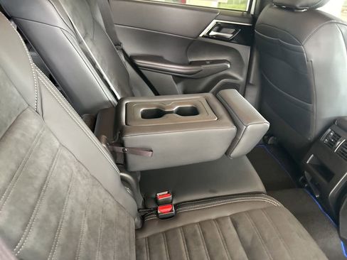 New 2025 Mitsubishi Outlander SE image 28