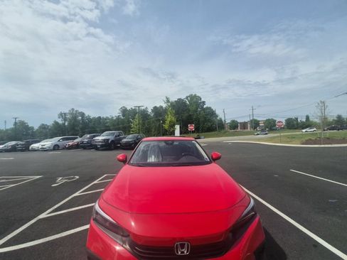 Used 2022 Honda Civic Touring image 2