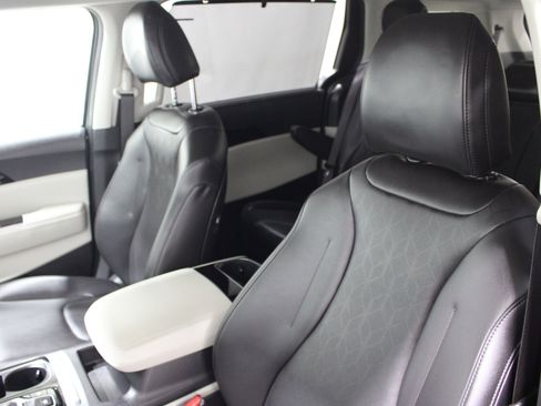 Used 2023 Kia Carnival EX FWD image 4