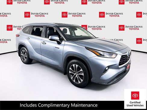 Certified 2021 Toyota Highlander XLE AWD/4WD image 3