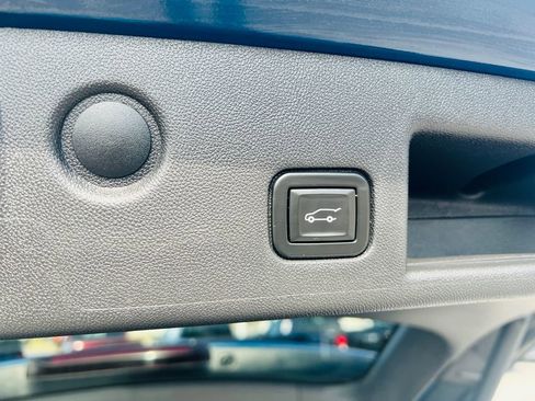 Used 2020 Chevrolet Equinox LT w/ Driver Convenience Package image 32