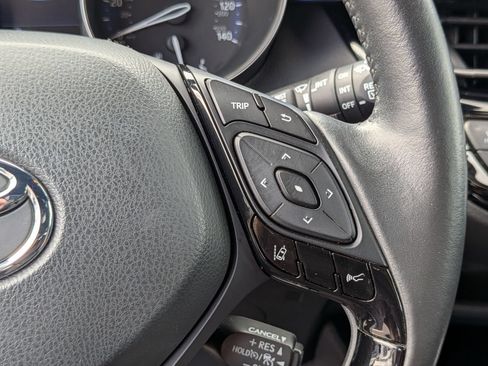 Used 2020 Toyota C-HR XLE FWD image 19