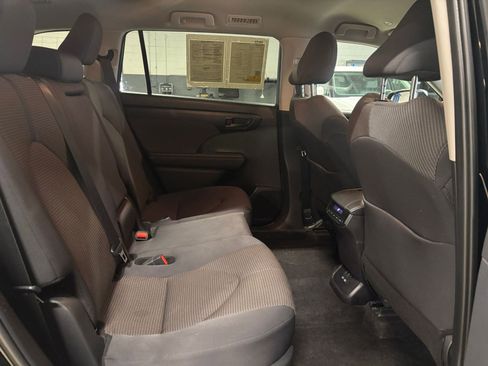 Used 2025 Toyota Highlander LE image 41