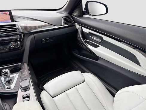 Used 2020 BMW M4 Convertible w/ Competition Package image 25