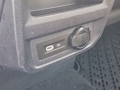 Certified 2022 Volkswagen Tiguan SE image 13