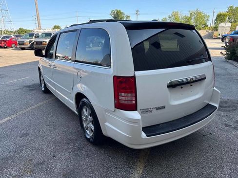 Used 2008 Chrysler Town & Country Touring image 7