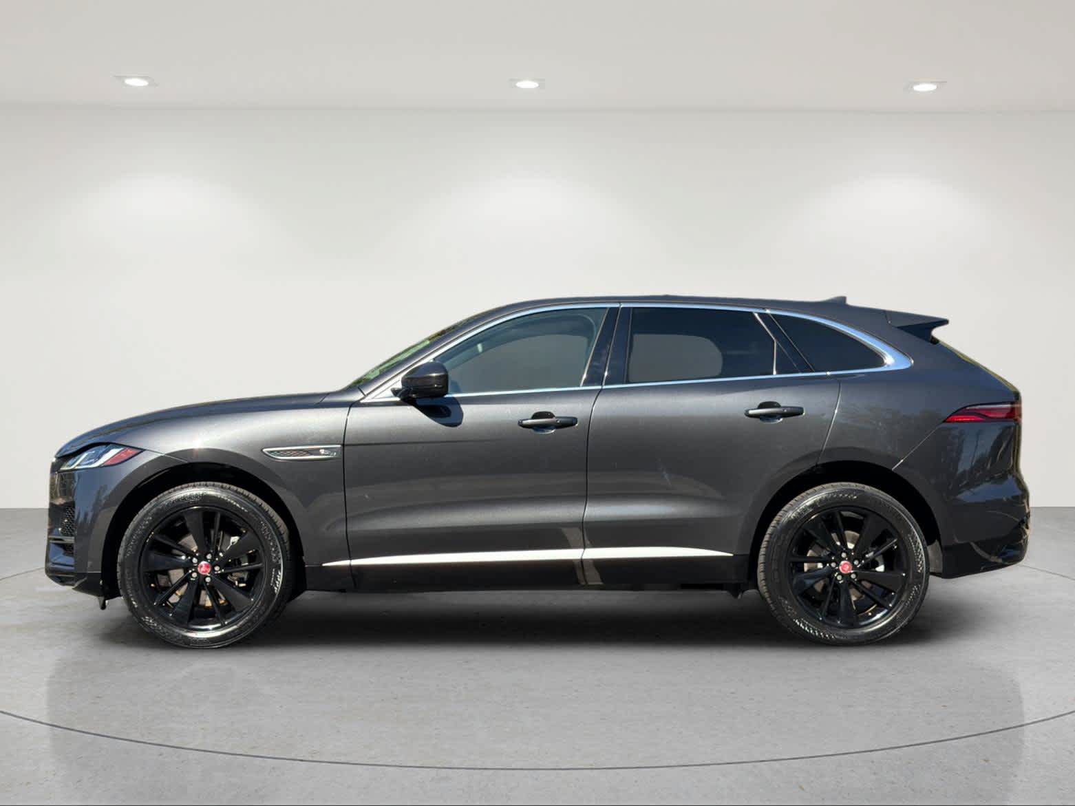 Used 2023 Jaguar F-PACE S AWD/4WD image 2