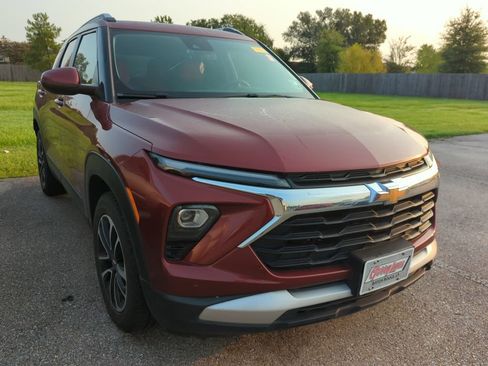 Used 2024 Chevrolet TrailBlazer LT FWD image 2