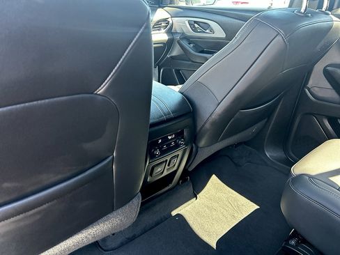 Used 2023 Chevrolet Traverse LT w/ LT Premium Package FWD image 18