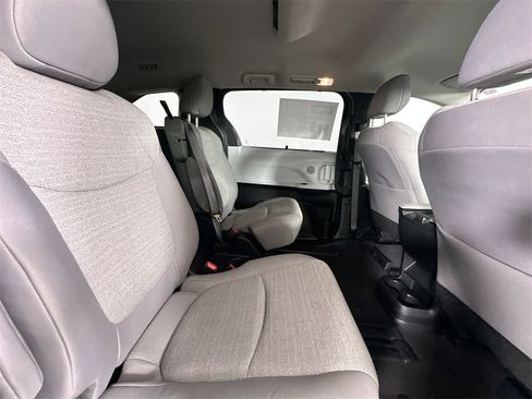 Used 2025 Toyota Sienna LE image 25