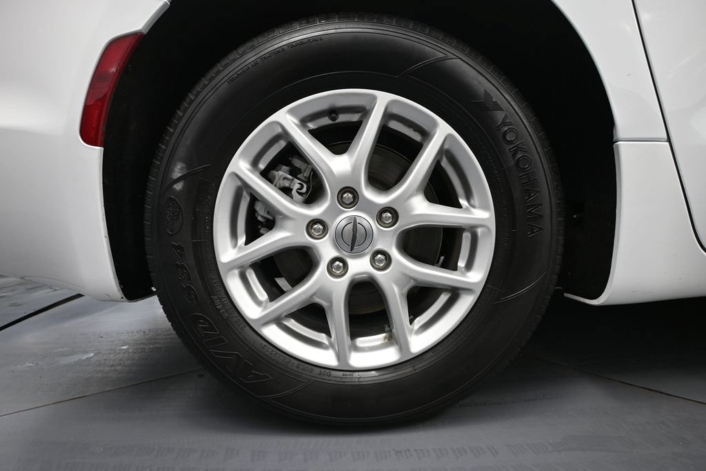 Used 2024 Chrysler Pacifica Touring-L FWD image 10