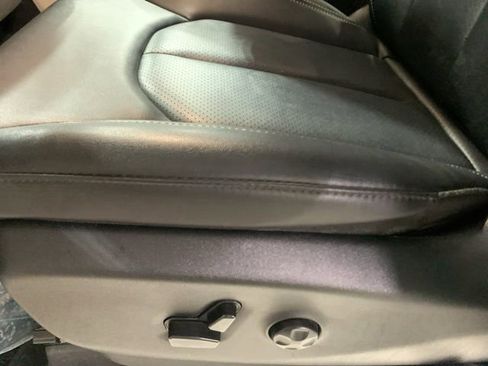 Used 2024 Chrysler Pacifica Touring-L image 13