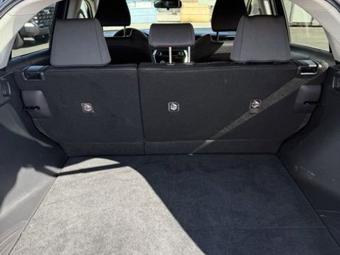 Certified 2022 Toyota Venza LE image 11