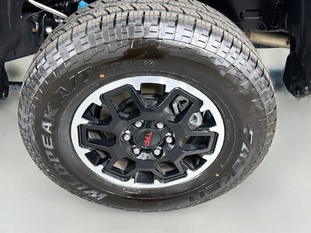 Certified 2025 Toyota Tacoma TRD Off-Road AWD/4WD image 30