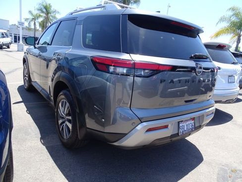 Used 2022 Nissan Pathfinder SL w/ SL Black Package FWD image 2