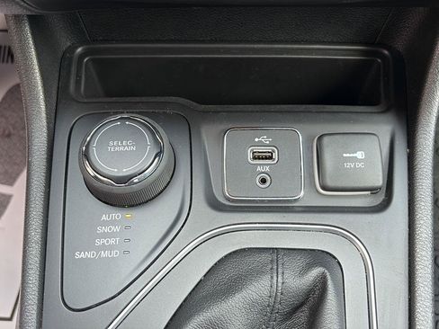Used 2019 Jeep Cherokee Latitude w/ Cold Weather Group AWD/4WD image 17