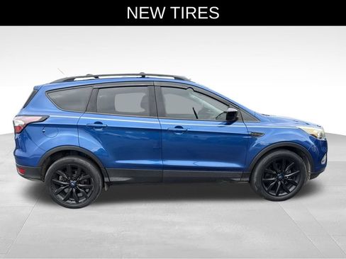 Used 2017 Ford Escape SE w/ SE Sport Appearance Package AWD/4WD image 2