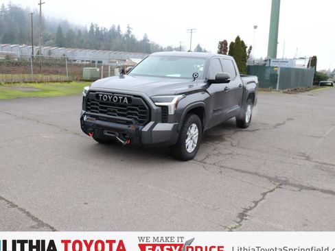 Used 2022 Toyota Tundra SR5 w/ SR5 Convenience Package image 1