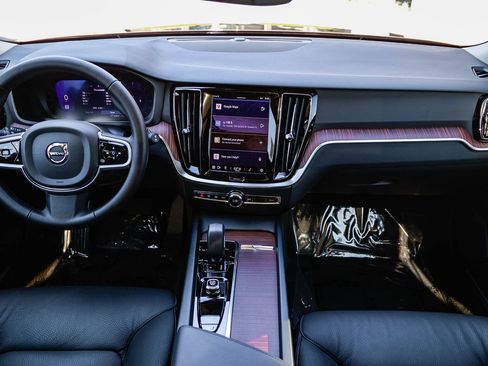 Used 2025 Volvo V60 B5 Cross Country Plus image 13