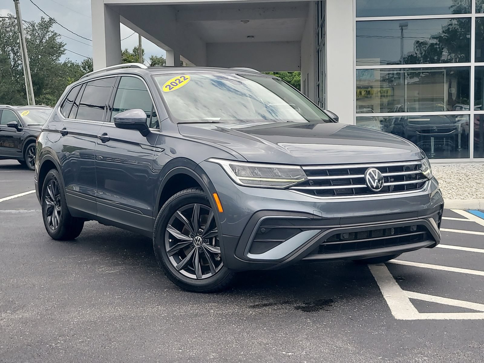 Used 2022 Volkswagen Tiguan SE w/ Panoramic Sunroof Package FWD image 34
