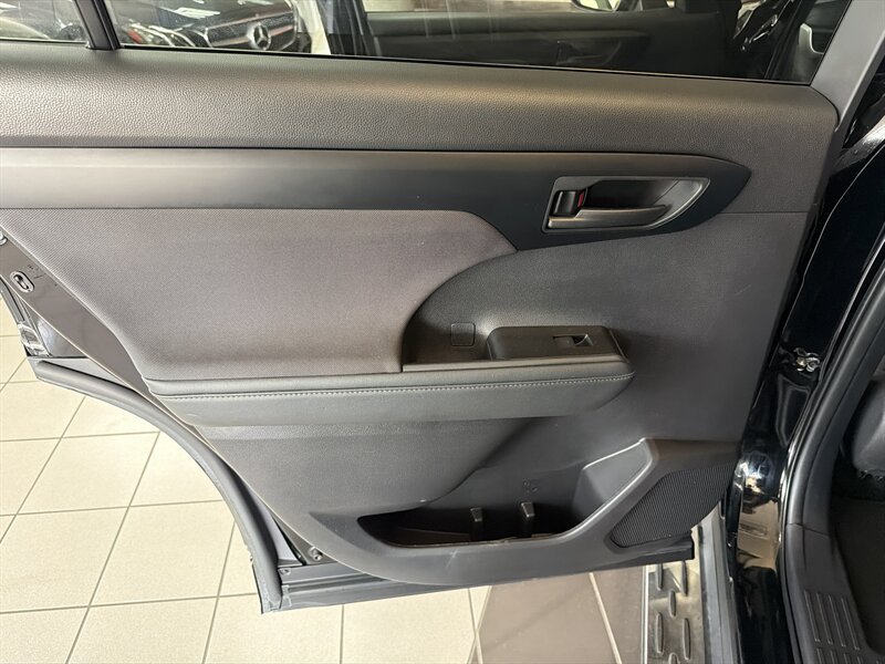 Used 2025 Toyota Highlander LE FWD image 20