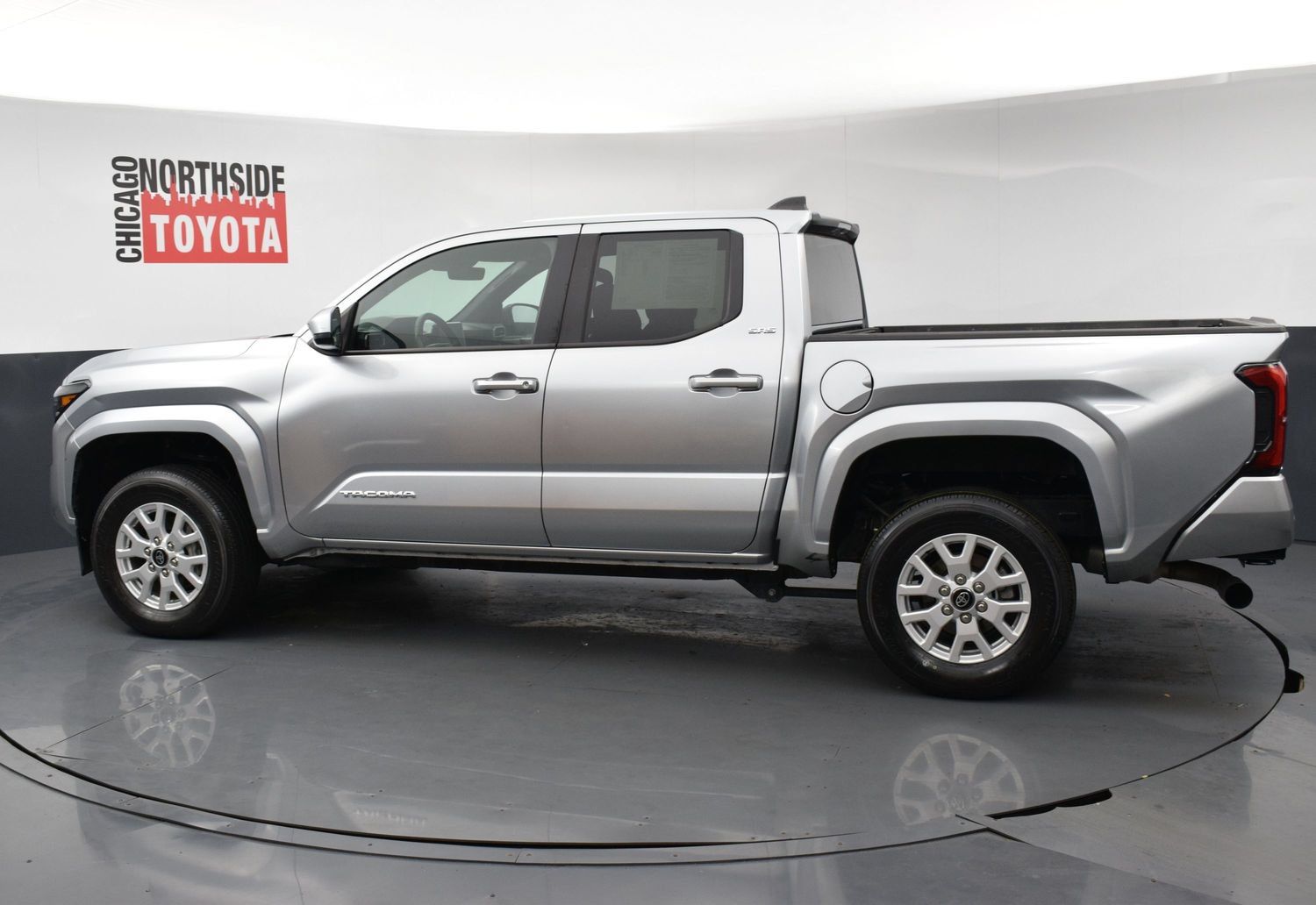 Used 2025 Toyota Tacoma SR5 AWD/4WD image 2