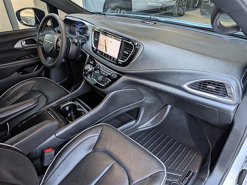 Used 2023 Chrysler Pacifica Limited w/ S Appearance Package FWD image 4