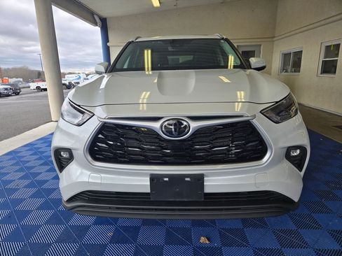 Used 2022 Toyota Highlander XLE image 2