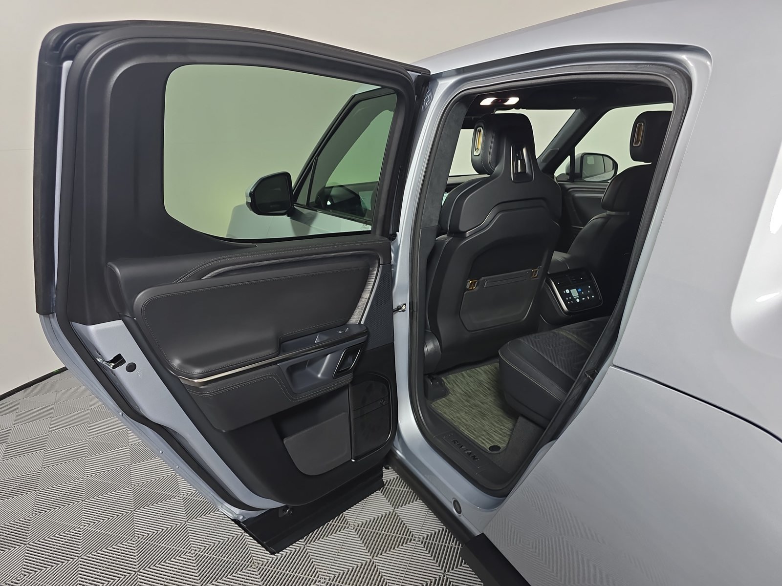 Used 2023 Rivian R1T Adventure Dual AWD/4WD image 17