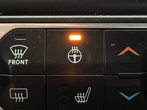 Used 2018 Jeep Wrangler Unlimited Sahara image 4