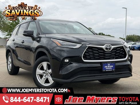 Used 2025 Toyota Highlander LE image 1