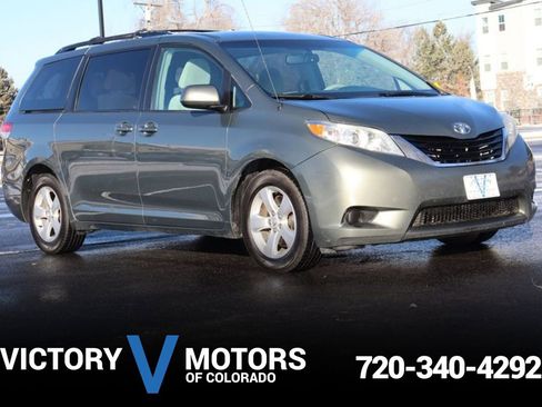 Used 2014 Toyota Sienna LE image 1