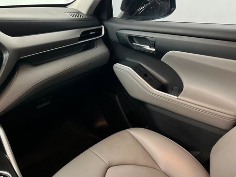 Used 2023 Toyota Highlander XLE AWD/4WD image 11