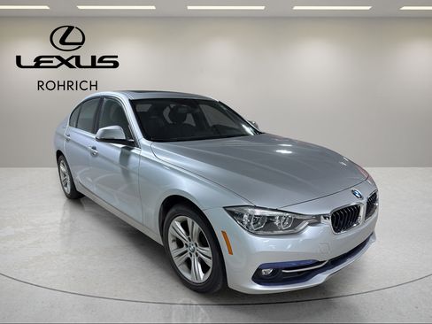 Used 2018 BMW 330i xDrive Sedan w/ Convenience Package AWD/4WD image 4