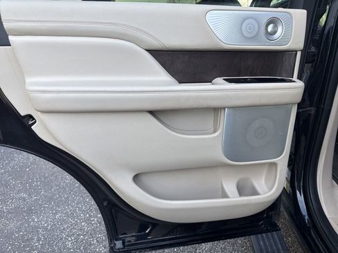 Used 2020 Lincoln Navigator Reserve w/ Luxury Package image 24