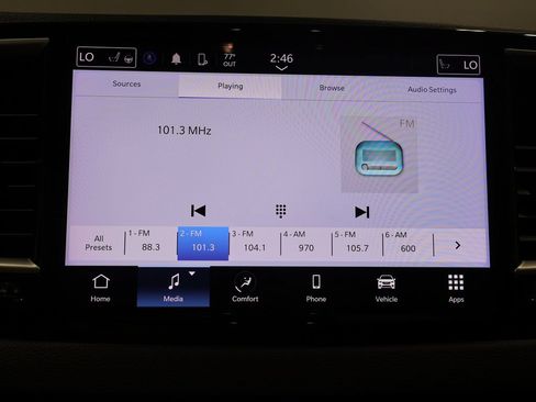 Used 2024 Chrysler Pacifica Touring-L FWD image 3