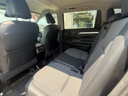 Used 2017 Toyota Highlander Plus AWD/4WD image 11