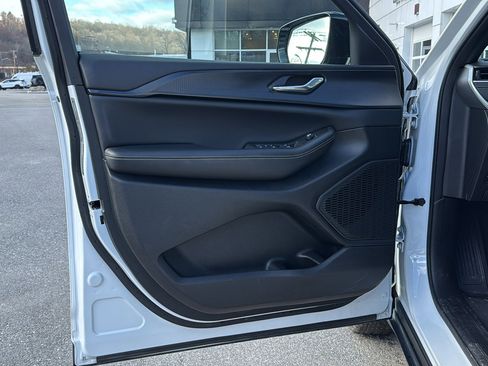 Certified 2024 Jeep Grand Cherokee Altitude image 12