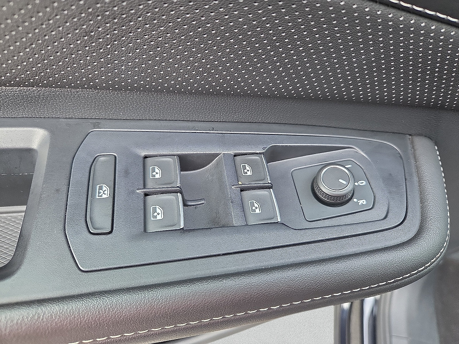 Used 2025 Volkswagen Atlas SE FWD image 16